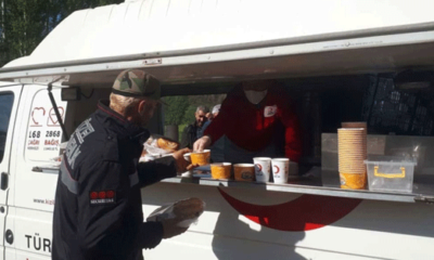 Bingöl’de ki depremzedelere Kızılay’dan sıcak yemek ve çay ikramı…