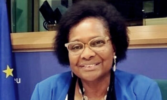 Belçika polisi, siyahi milletvekile de şiddet uyguladı!.