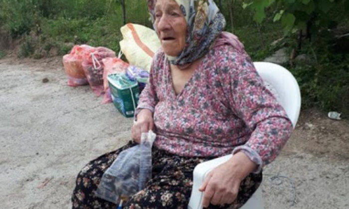 Böyle evlat olmaz olsun!. Annelerini eşyalarıyla kapının önüne koydular!.