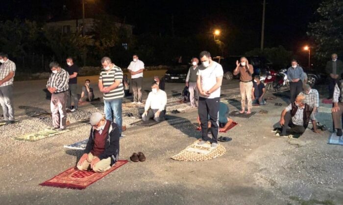 İmama küsen mahalleli, namazı kıraathane önünde kıldı!.