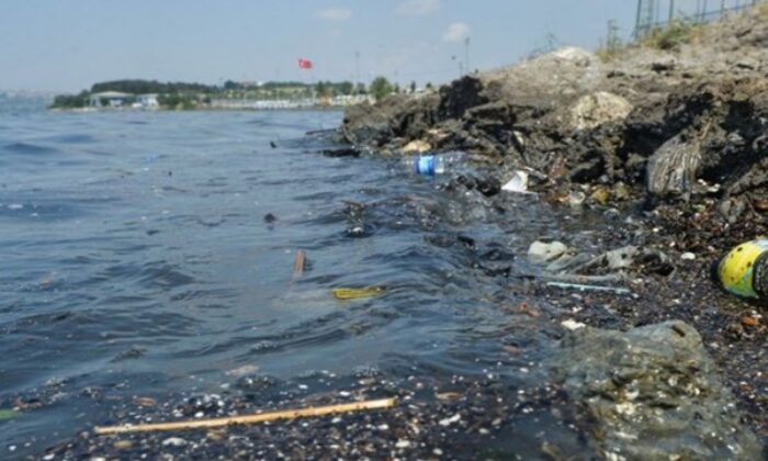 İstanbul kokmaya başladı! Küçükçekmece Gölü’ne bırakılan atık sular böyle görüntülendi!.
