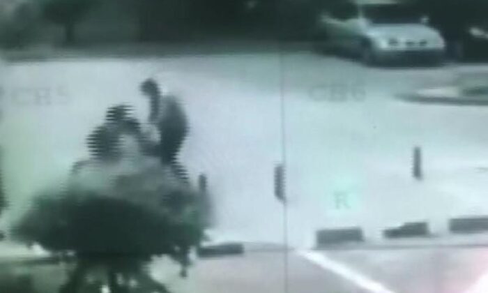 Araç sürücüsü bisikletiyle gezen 9 yaşında ki çocuğu tekme tokat dövdü!. (video haber)