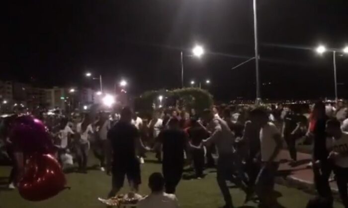 Polis, İzmir Kordon’da sosyal mesafeyi hiçe sayıp halay çekenleri arıyor!.
