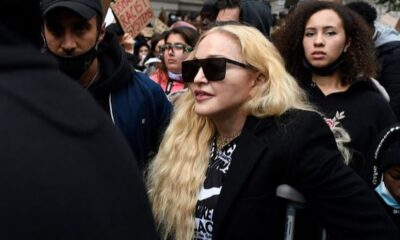 Madonna, George Floyd protestosuna koltuk değnekleriyle katıldı!.