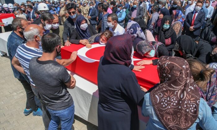 Cenazede Kürtçe ağıt var, HDP yok! Van’da şehit olan 2 işçi, son yolculuğuna uğurlandı!.