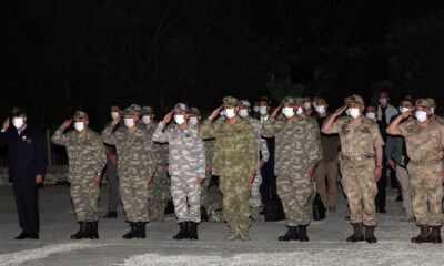 Şehide saygı duruşu! Hulusi Akar ve Kuvvet Komutanları, Pençe-Kaplan şehidini uğurladı!.