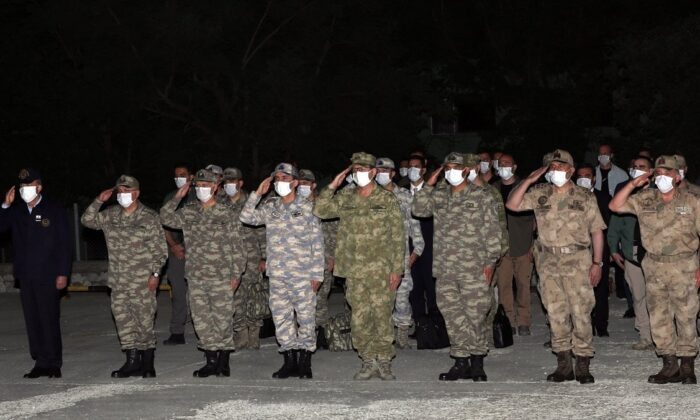Şehide saygı duruşu! Hulusi Akar ve Kuvvet Komutanları, Pençe-Kaplan şehidini uğurladı!.