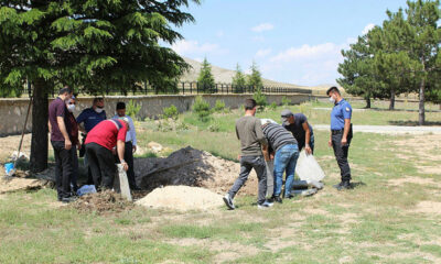 Toprağa gömülü bulunan çocuk cesedi, kimsesizler mezarlığına defnedildi!.
