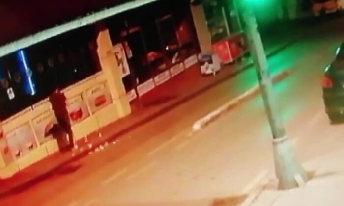 Avrupa değil İstanbul.. Üsküdar’da Kuran-ı Kerim’e hakaret! Yırtıp çöpe attı!.