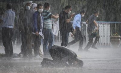 Yağmur altında Cuma Namazı günün en çok paylaşılan fotoğrafı oldu!.