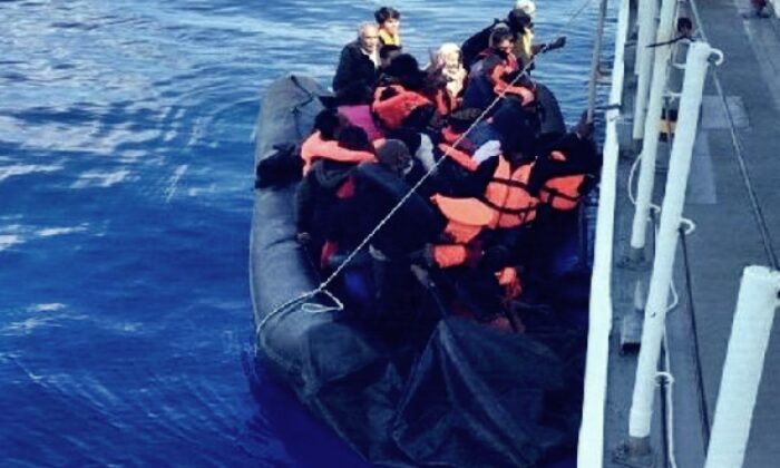 Yunanistan’ın ölüme terk ettiği 145 göçmen kurtarıldı!.