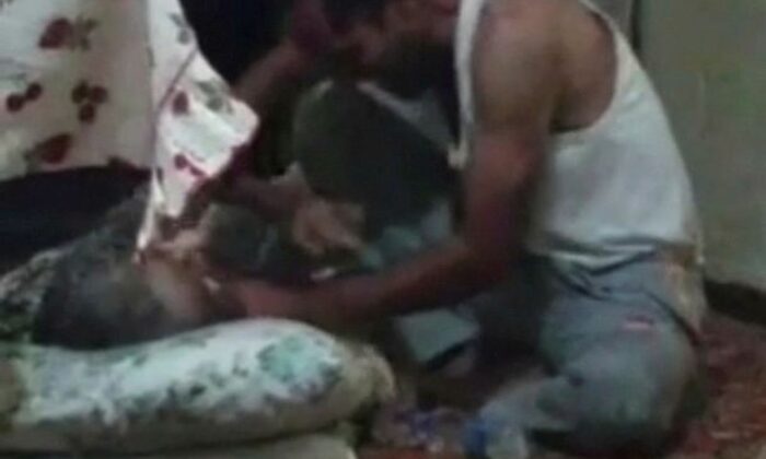 Senin gibi evlat olmaz olsun! Yatalak annesine böyle işkence etti!. (video haber)