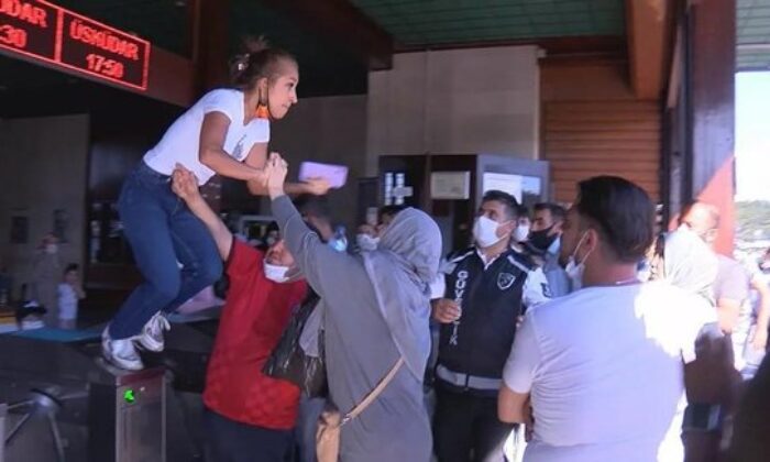 Eminönü İskelesi’nde turnikeden uçan tekmeyle saldırmıştı, İstanbul Cumhuriyet Başsavcılığı soruşturma başlattı!. (video haber)
