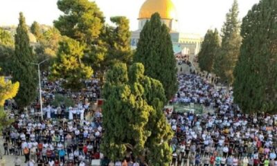 Mescid-i Aksa’da kılınan bayram namazında, Türkiye ve Ayasofya Camii detayı..
