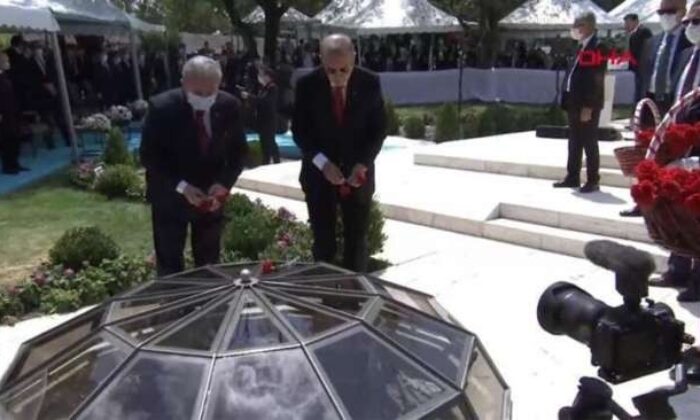 Cumhurbaşkanı Erdoğan, Gazi Meclis’e gelerek 15 Temmuz’da bombanın düştüğü yere karanfil bıraktı!. (video haber)