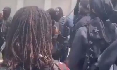 Birleşik Devletler’de siyahiler otomatik silahlarla sokağa indi!. (video haber)