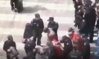 Çin zulmü! Uygur Türklerini gözlerini bağlayıp, vagonlara zorla bindirerek toplama kamplarına götürürken yakalandılar!. (video haber)