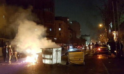 3 protestocu gencin idam kararının ardından İran karıştı! Polis göstericilere müdahale ediyor!. (video haber)