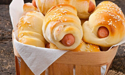 Çok pratik az malzemeli sosisli poğaça tarifi!.