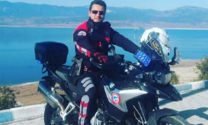 Şüphelinin tekmesinden kaçarken yaralanan polis şehit oldu!.
