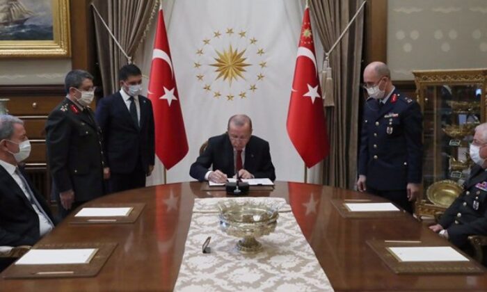 YAŞ kararları açıklandı.. Zekai Aksakallı ile İsmail Metin Temel paşa emeliye ayrılanlar arasında!.