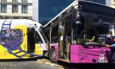 İstanbul’da feci kaza! Tramvay ve halk otobüsü birbirine girdi!.