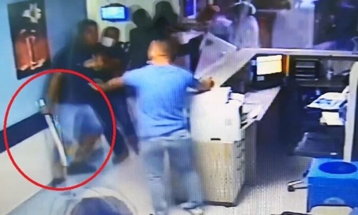 Demir çubuklarla hastaneyi bastılar! Doktorun burnu kırıldı!.