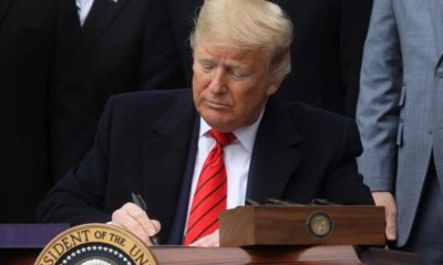 Trump, coronavirüs kararnamelerini imzaladı!.