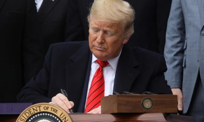 Trump, coronavirüs kararnamelerini imzaladı!.