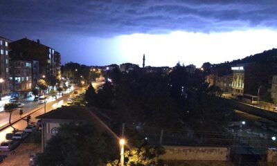 Yıldırım geceyi gündüze çevirdi! Afyonkarahisar sağanak yağışa teslim oldu!.