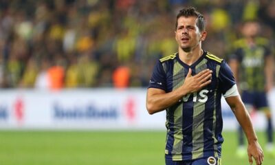 SON DAKİKA! Emre Belözoğlu futbolu bıraktı!.