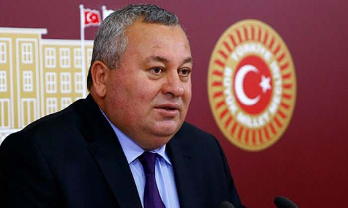 MHP’den ihraç edilen Cemal Enginyurt Bahçeli’nin fotoğraflarını kaldırdı!.