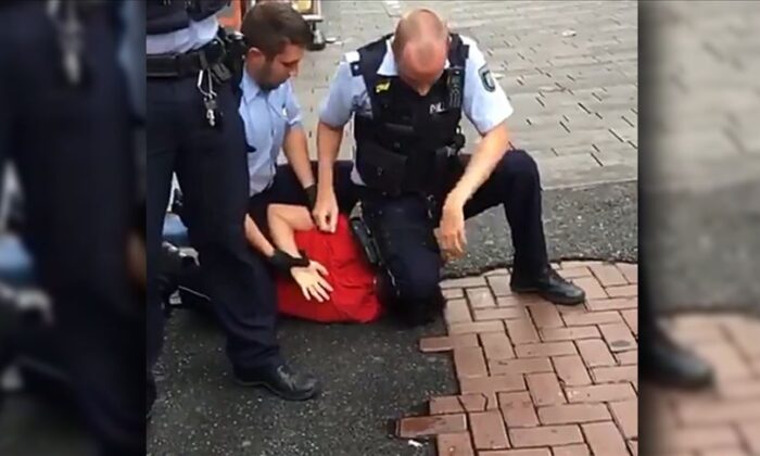 Alman polisinden Türk gencine George Floyd işkencesi…