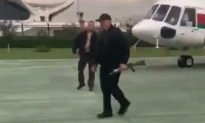 Belarus Devlet Başkanı Aleksandr Lukaşenko elinde otomatik silahla saraya geldi!. (video haber)