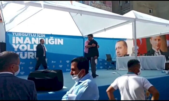 AK Parti kongresinde sert gerginlik!. Sahneye çıkarak kürsüyü tekmeledi!.