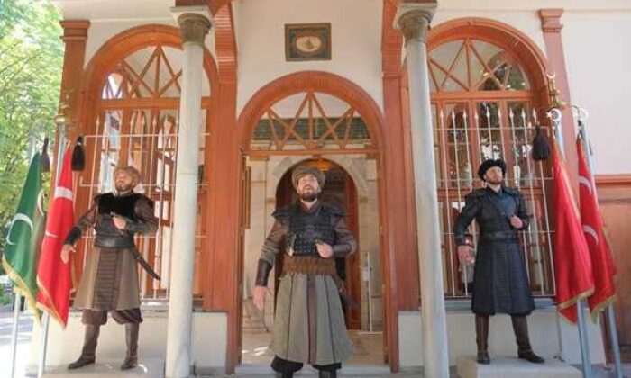 Osman Gazi Türbesi’nde “Sancak Nöbeti” dönemi törenle başlatıldı!. (video haber)