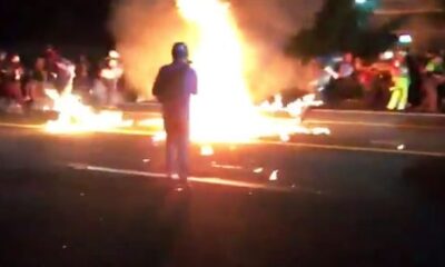 ABD’de yanıyor! Antifa’dan Trump destekçilerine molotoflu saldırı.. (video haber)