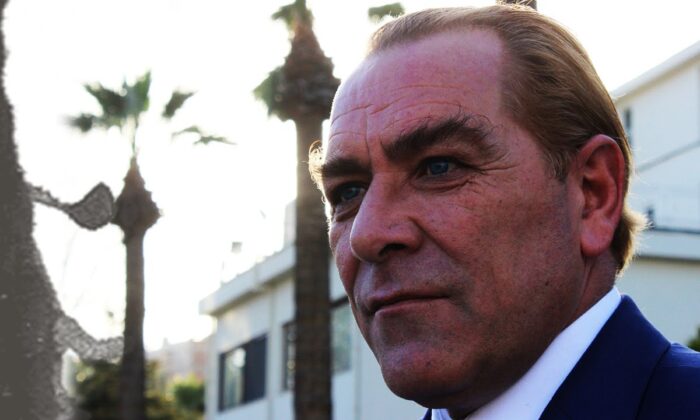 Türk yargısının düştüğü duruma bakın!. Çakma Atatürk’e “Palyaço” diyen vatandaşa Atatürk’e hakaretten dava açıldı!.