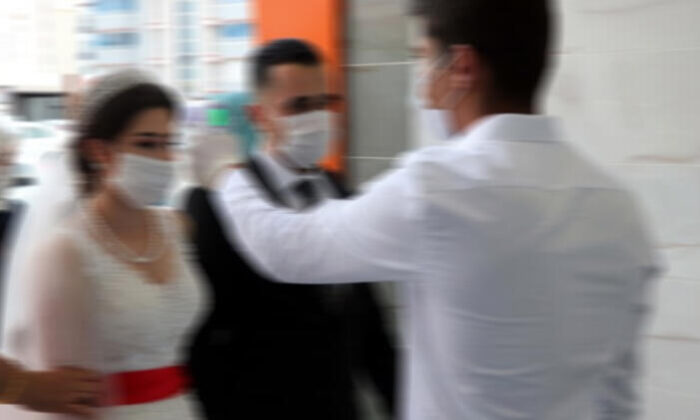 Karantinada olması gerekirken düğüne katılan kendini bilmez vatandaş için 1 yıl hapis cezası istendi!.