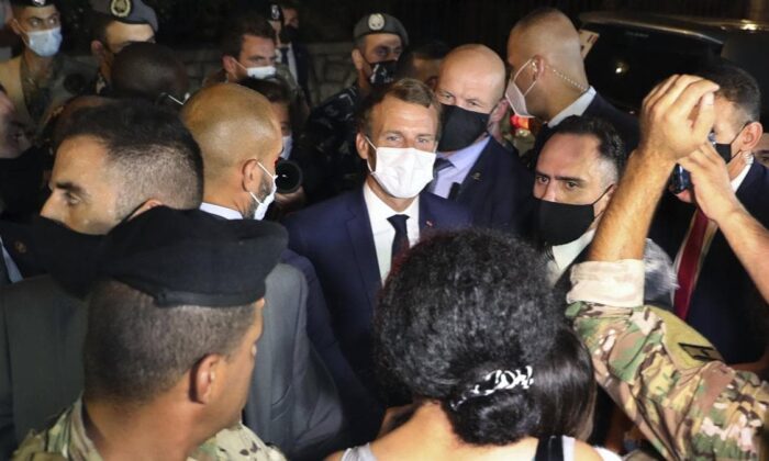 Macron’a şok! Lübnanlı sanatçı Feyruz’un evi önünde protesto edildi!.