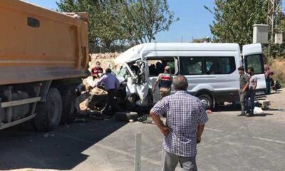 Minibüsle kamyonet çarpıştı! Çok sayıda ölü ve yaralı var!.