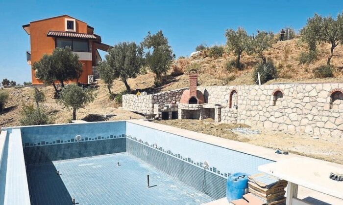 CHP’li Tunç Soyer’in 22 dönümlük zeytinlik alana ultra lüks kaçak villa yaptırdığı ortaya çıktı!.