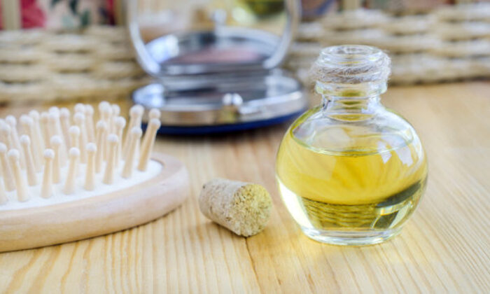 Kimyasallardan uzak durmak isteyenler için, saç kremi yerine kullanılabilecek doğal ürünler..