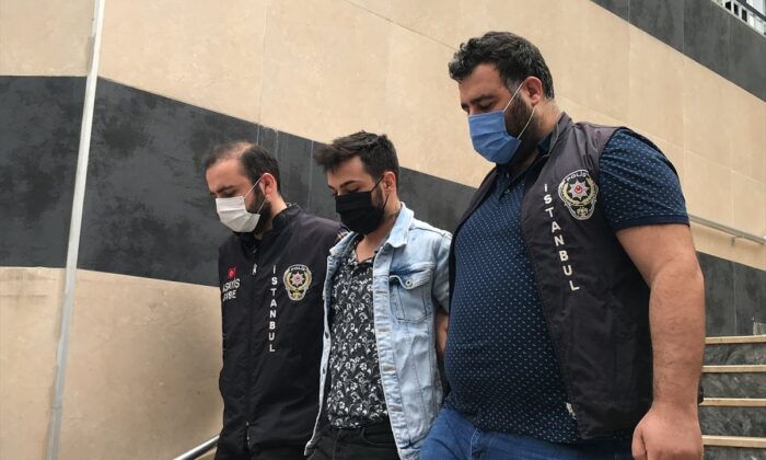 Annesine şiddet uygulayan üvey babasını öldürdü!.