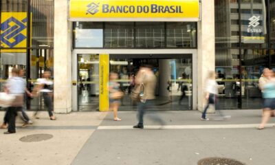 12 saat önce ölen kişiyi aylığını çekebilmek için bankaya götürdü!.