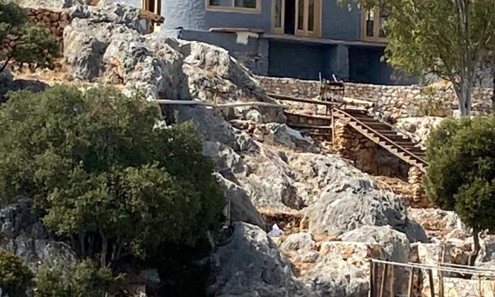 Bizim sahtekar Türklerden geçtik, elin üçkağıtçı İngiliz’i de SİT alanına kaçak villa yapmaya başladı!.