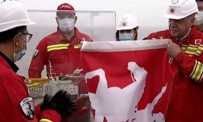 Tarihi müjdenin ardından Başkan Erdoğan’a “Osmanlı Sancağı” hediye edildi!.