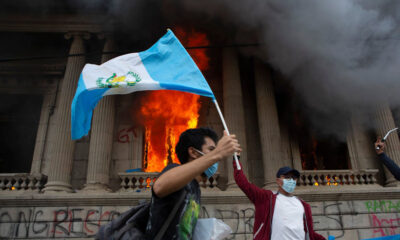 Guatemala’da göstericiler, parlamento binasını ateşe verdi!.