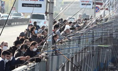 İstanbul’da pes dedirten görüntüler! Sosyal mesafeye uyan yok!.