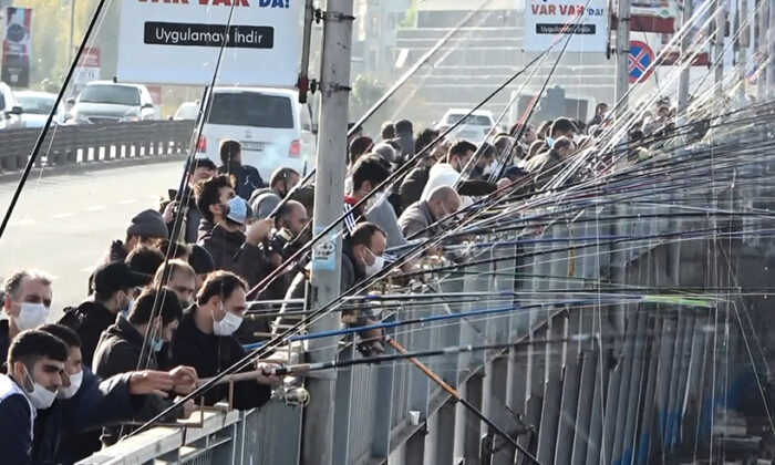 İstanbul’da pes dedirten görüntüler! Sosyal mesafeye uyan yok!.